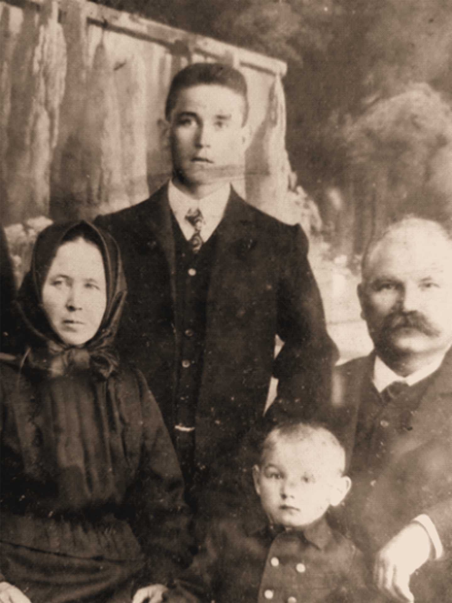 2. ábra: Kalmár József (középen) és a szülei, illetve legkisebb testvére, András  (Adatközlő 3 archívuma)